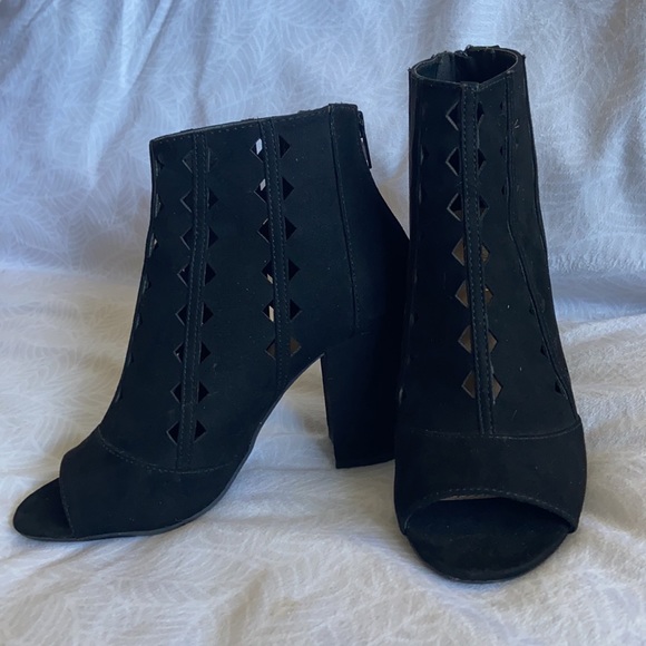 BRASH HIGH HEELS - Picture 5 of 7